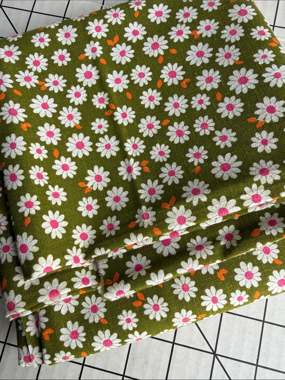 Vintage Daisy Floral Cotton Fabric 1.5 Yards Olive Green Pink White Flowers 44”